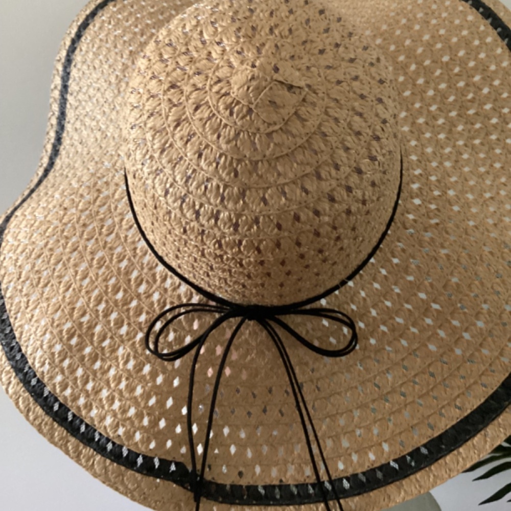 Wide Rim Straw Hat - Picture 5 of 6